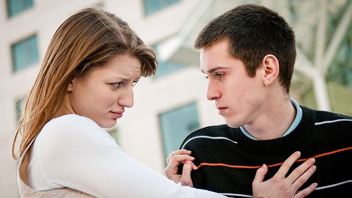 Homem Olhando para uma mulher