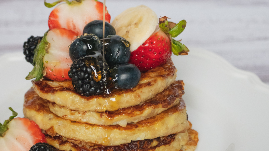 Panquecas de Banana e Aveia com Mel e Cobertura de Frutas