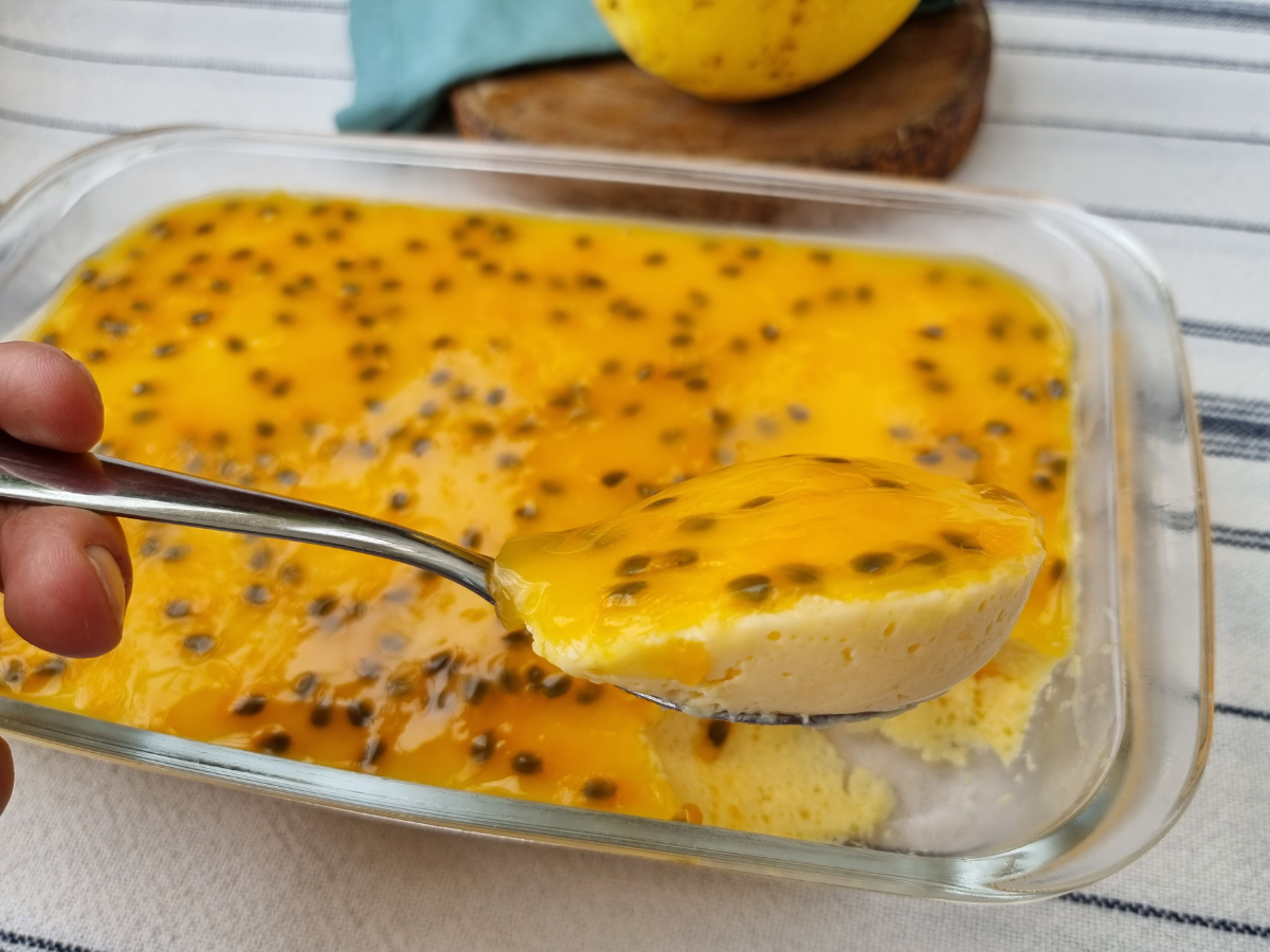 Mousse de Maracujá com Calda de Frutas Tropicais
