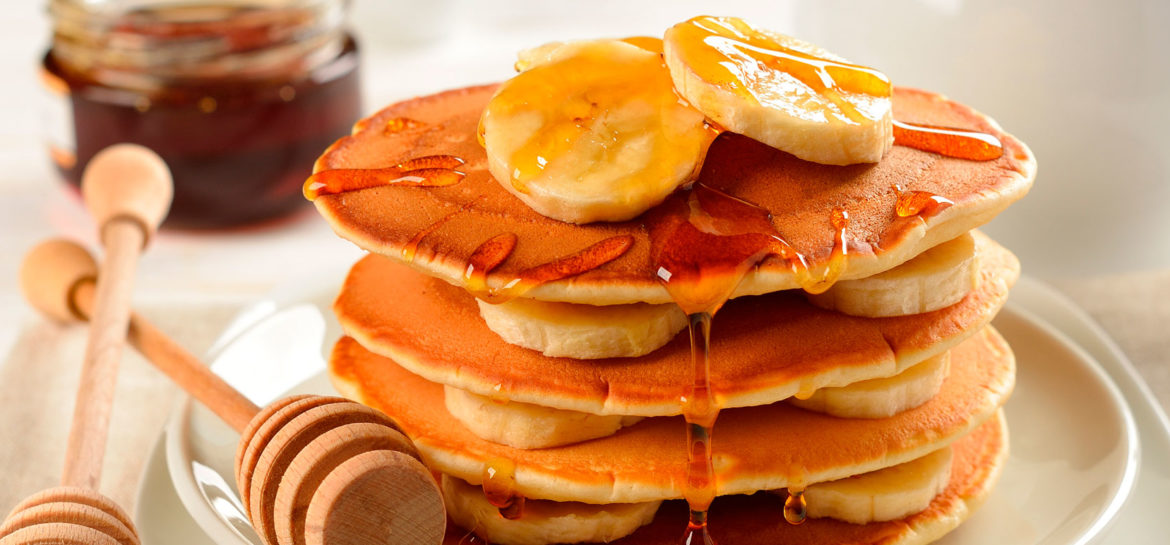 Panquecas Americanas com Frutas Frescas e Mel Dourado